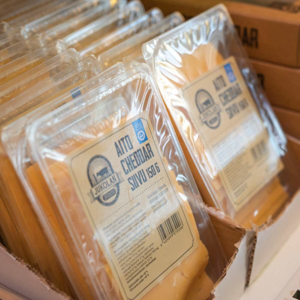 Aito_Cheddar_siivu_tuotekuva_hyllyssä Aito Cheddar burgersiivu tuotekuva hyllyssä